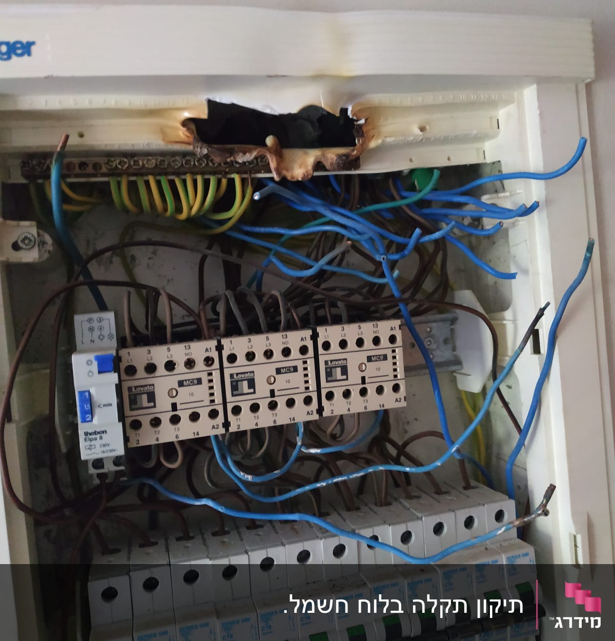 לוח חשמל עם חוטים שרופים וממסרים